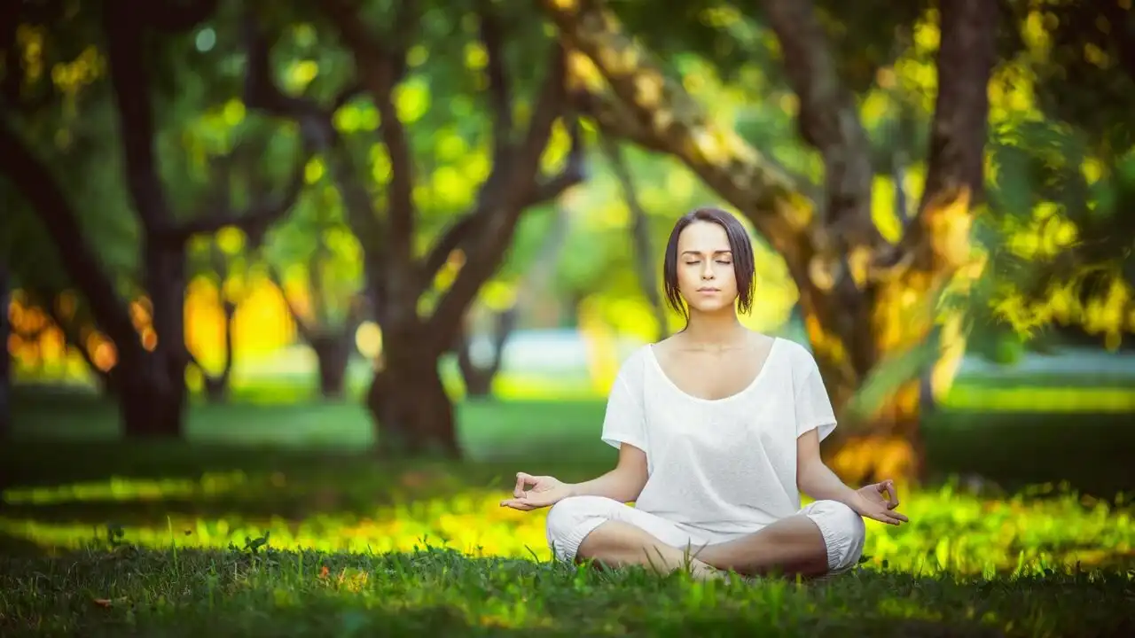 Правильно ли женщины сидят при медитации?